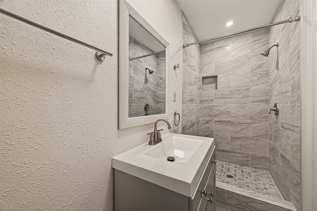Building Photo - 14022 Rosecrest Dr