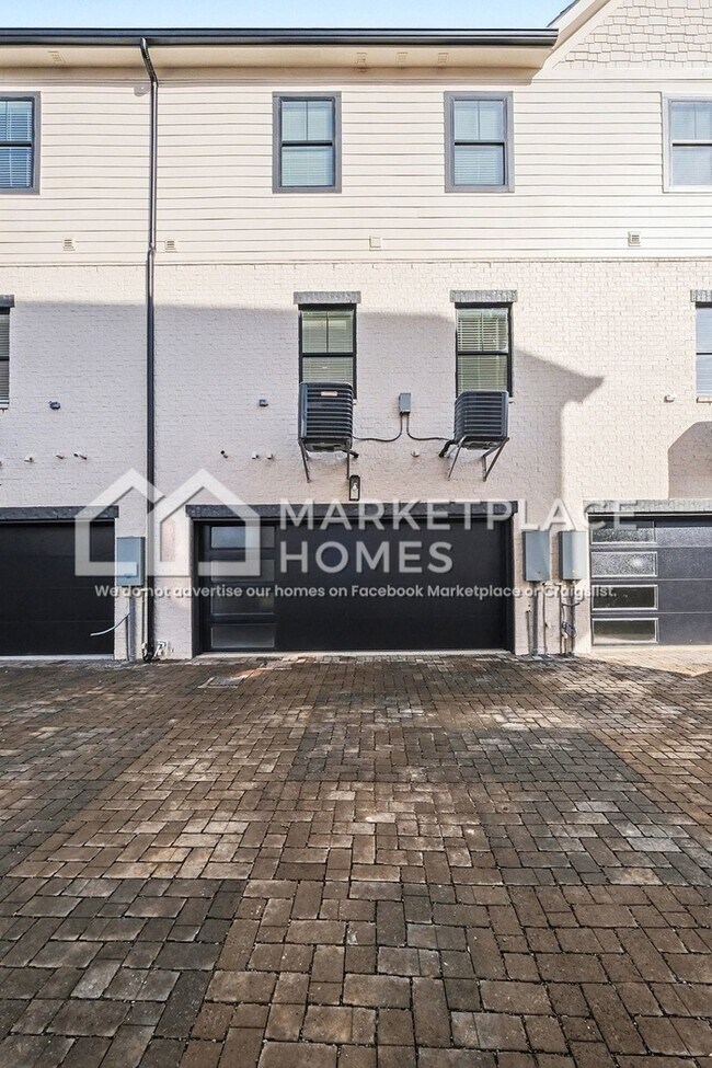 Building Photo - 1034 E Trinity Ln