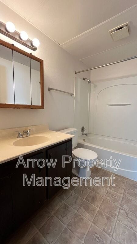 Building Photo - 2433 E-2