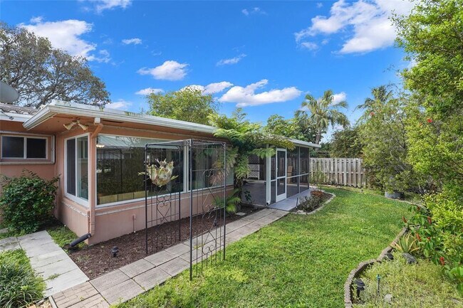 Building Photo - 2725 SE 5th Ct