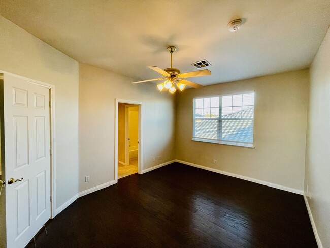 Building Photo - COMING SOON: Hardwood floors, freshly pain...