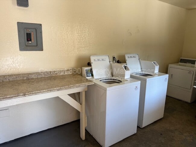 Building Photo - 9421 Cedar St