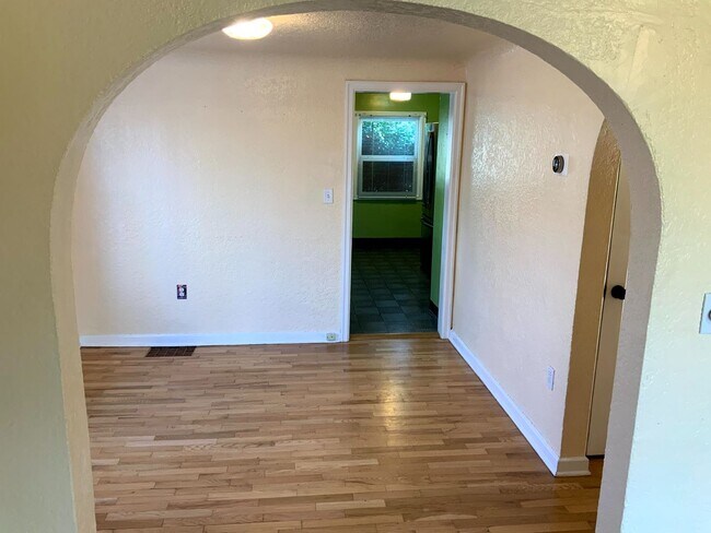 Building Photo - 4 Bedroom, 1.5 Bath House