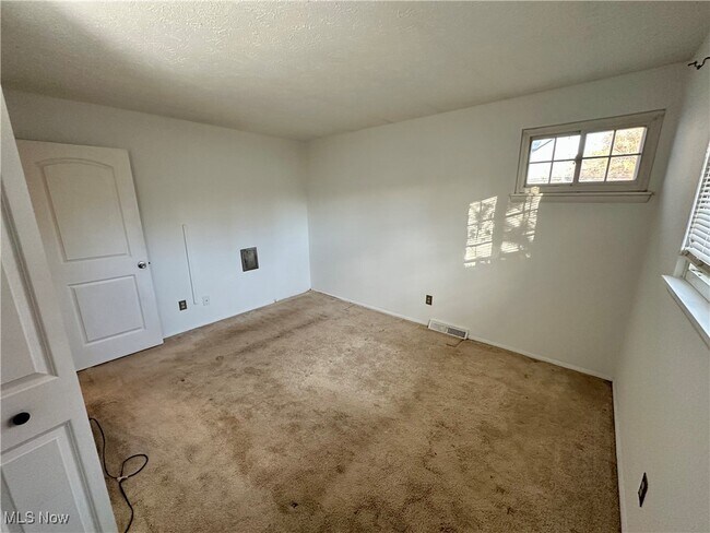 Building Photo - 6192 Jaycox Rd