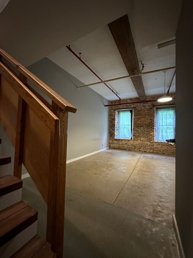 Building Photo - 1 bedroom condo on the river