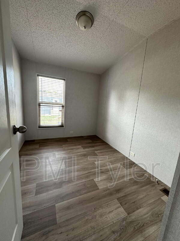 Building Photo - 160 Maple Grove St