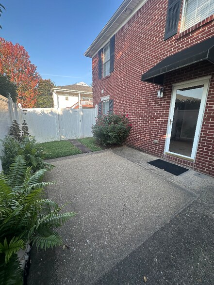 Building Photo - 307 Rosewood Dr