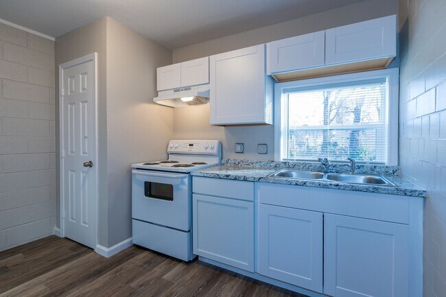 Building Photo - N Lewis Pl Triplex