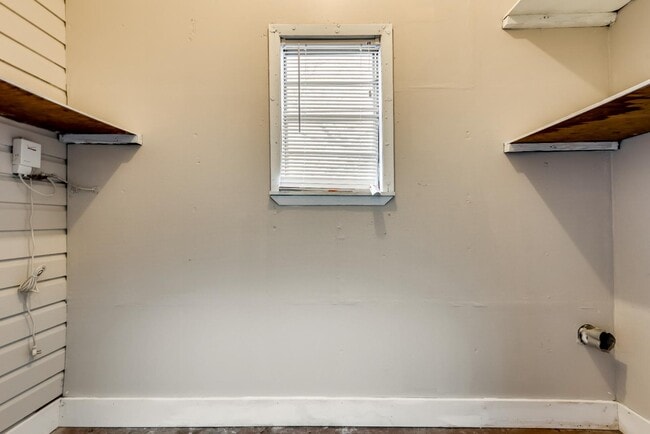Building Photo - 223 E Kingsbridge Dr