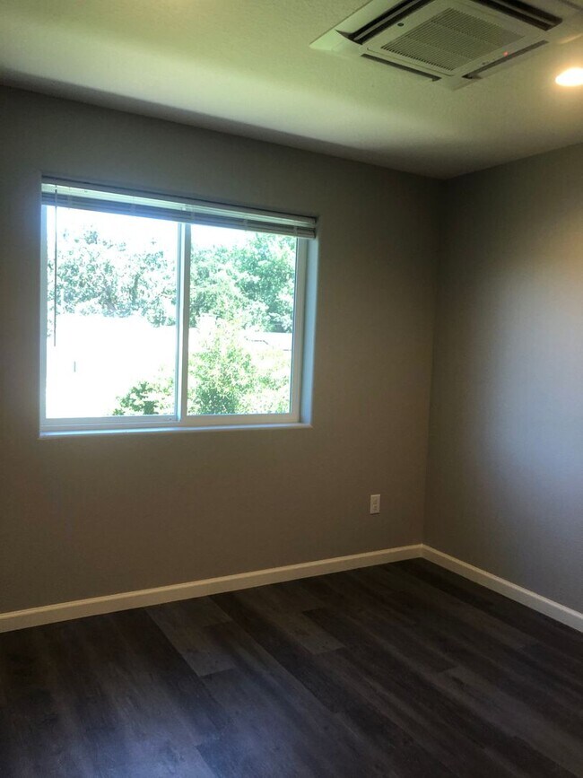 Building Photo - 2243