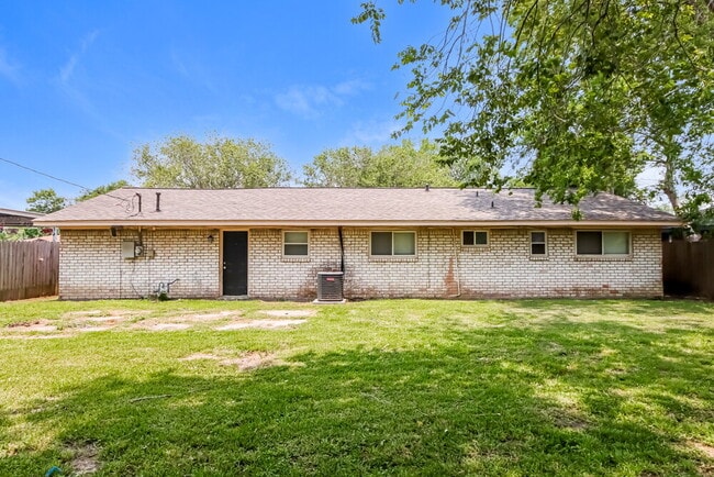 Building Photo - 14234 Juliedale Dr