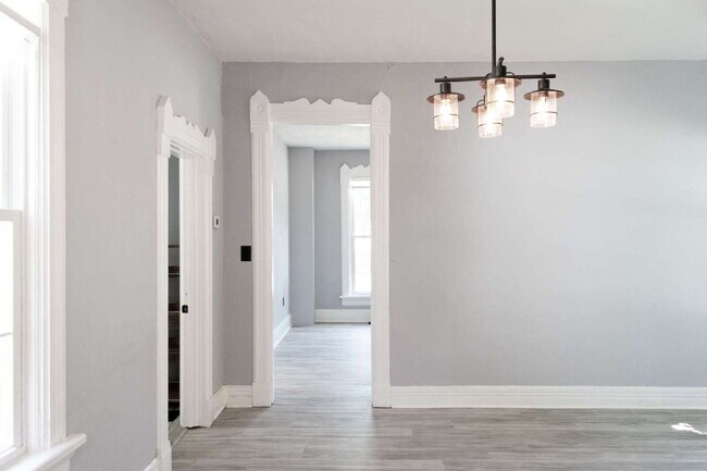 Building Photo - Student Housing Near the University of Dayton – Rent is $750 per bedroom (3 students), total leas...