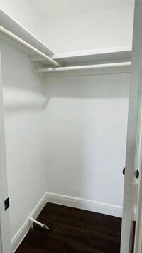 Building Photo - 413 N Live Oak St