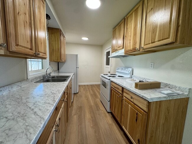 Building Photo - Recently remodeled 2-bedroom, 1-bathroom home
