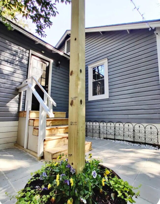 Building Photo - 203 Sunnyland Ext