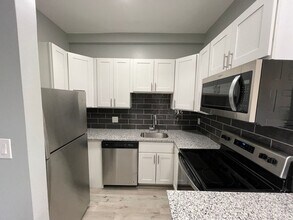 Building Photo - GORGEOUS 2/1 -  RENOVATED! Stainless, Granite, In Unit W/D