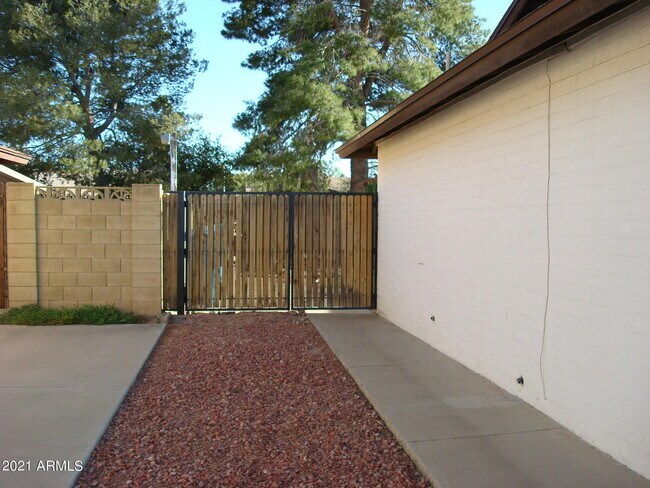 Building Photo - 3933 W Pershing Ave