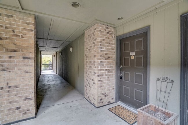 Building Photo - 8888 Tallwood Dr