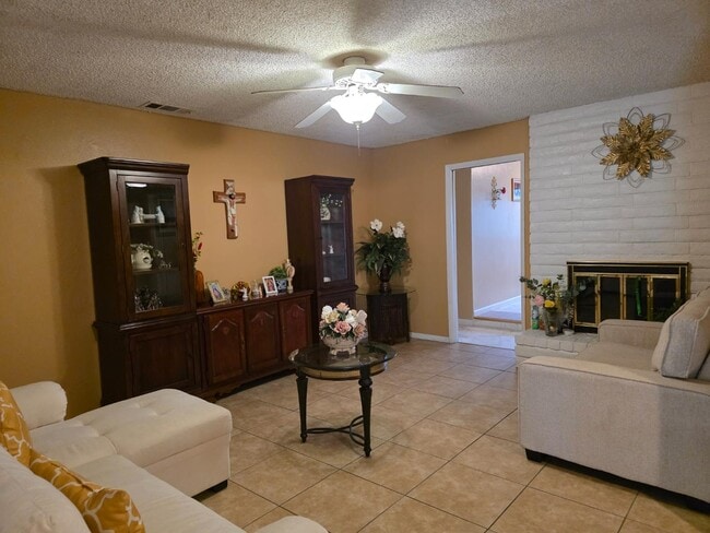 Building Photo - 2217 Colonial Ct