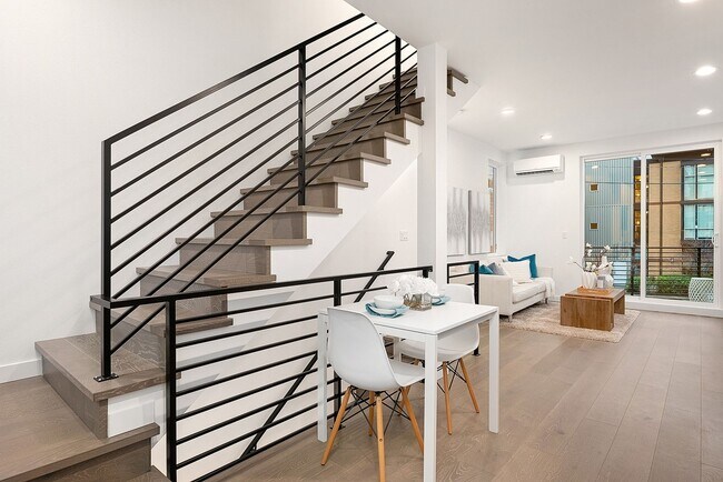 Building Photo - Stylish, Bright and Efficient 2 bed 1.75 Bath Townhome. Walk to U-Village!