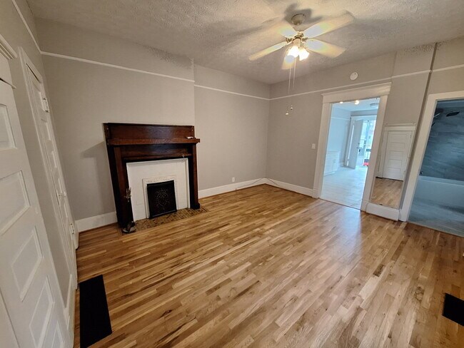 Building Photo - 852 Monroe Dr NE