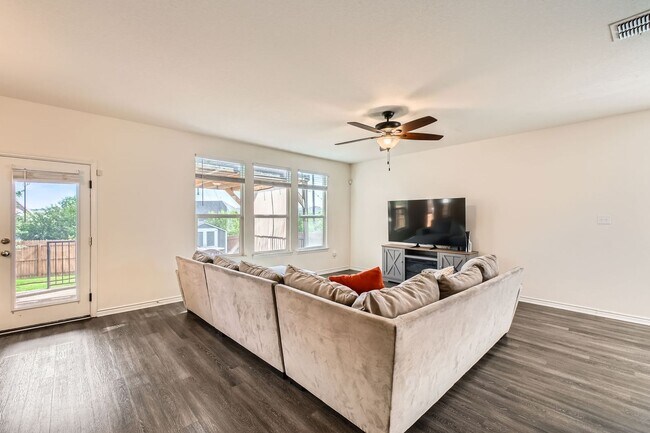 Building Photo - Convenient to Lackland!