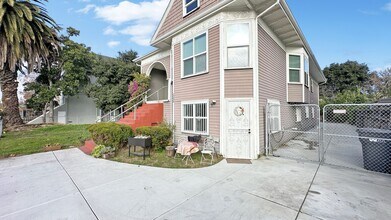 Building Photo - Well-maintained, Charming duplex – 3bd 2ba Upper-Level Unit