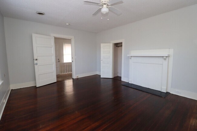 Building Photo - 4910 Colonial Dr