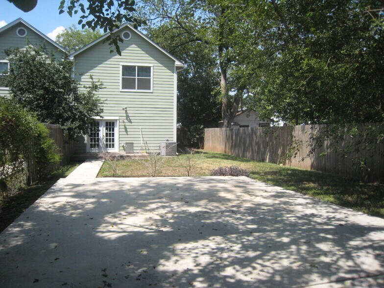 Large back yard with parking accessible from alley - 1501 E 3rd St
