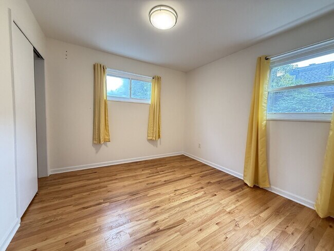 Building Photo - Updated Duplex in Prime Location with Ample Outdoor Space