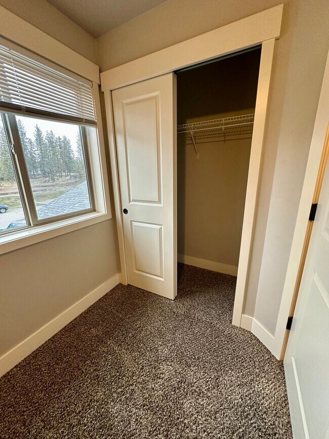 Building Photo - 3 bed/ 3.5 Bath Townhome in Cheney