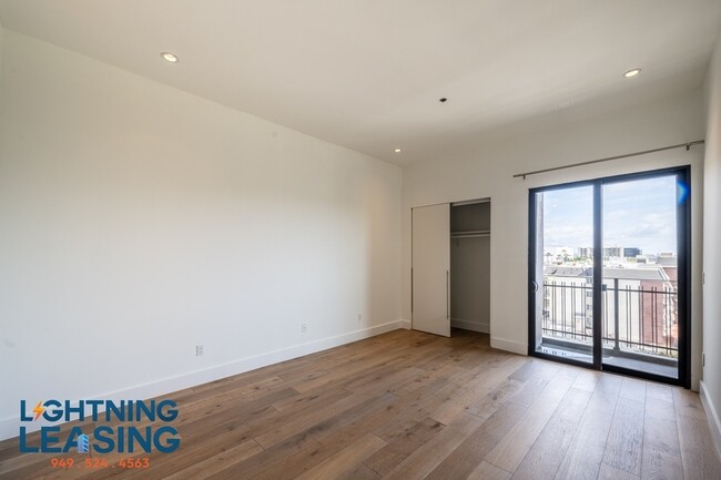 Building Photo - Stunning two-bedroom in prime Beverly Hill...