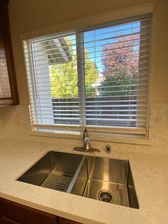 Building Photo - Vacaville 3bed/2bath home! Open floor plan...
