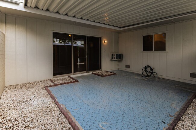 Building Photo - Updated condo in Sun City!