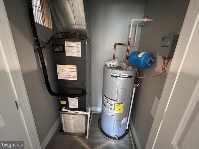 Building Photo - 447 Orange St SE