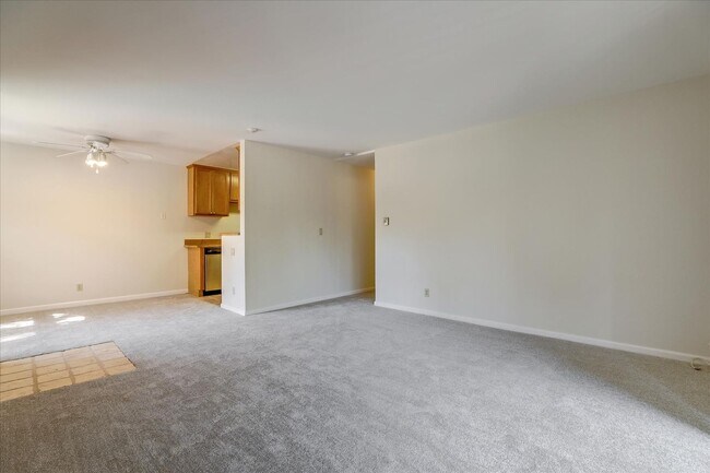 Building Photo - 2 Bedroom, 1 Bath, Upstairs Condo in the C...