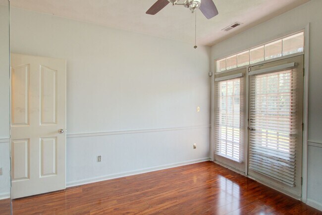 Building Photo - 4 Bedroom, 3 Bath, End Unit Townhome in Ce...