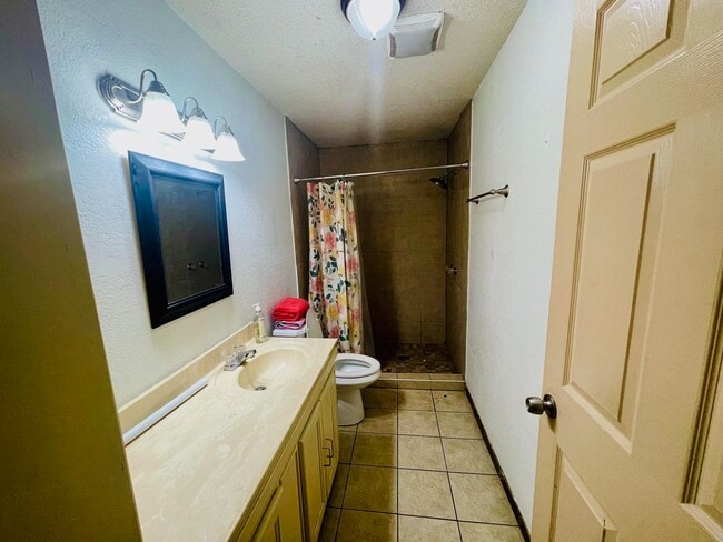 Building Photo - 1503 Chicago St