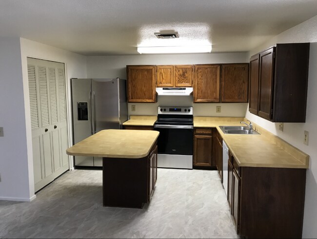 Building Photo - Chandler 3 Bedroom 1.75 Bathroom - Fireplace