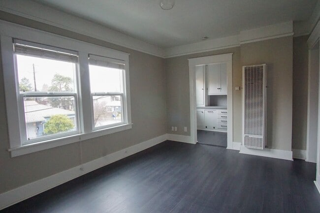 Building Photo - Top Floor Vintage Studio with Modern Renovations + 2 Weeks FREE!