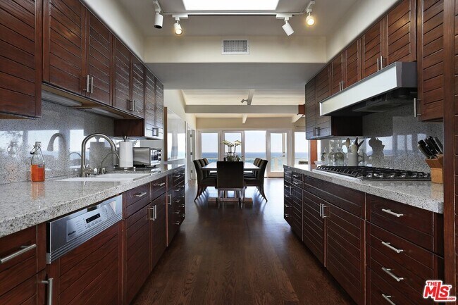 Building Photo - 27036 Malibu Cove Colony Dr