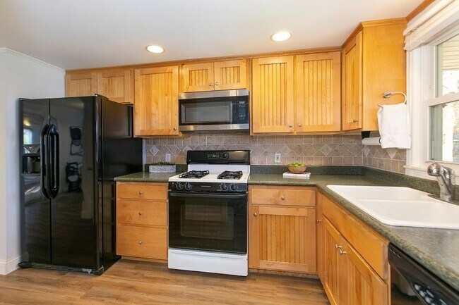 Building Photo - 2909 Meadow Ln