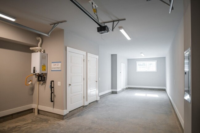 Building Photo - 2 BR 2.5 BA- Downtown Greenville Townhome- FOR RENT