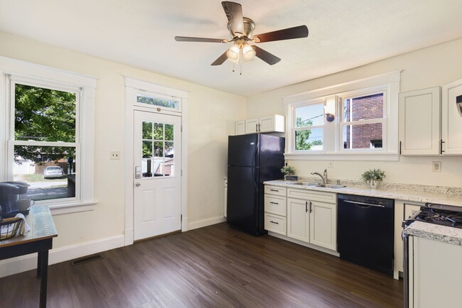 Building Photo - 401 S Buchanan St