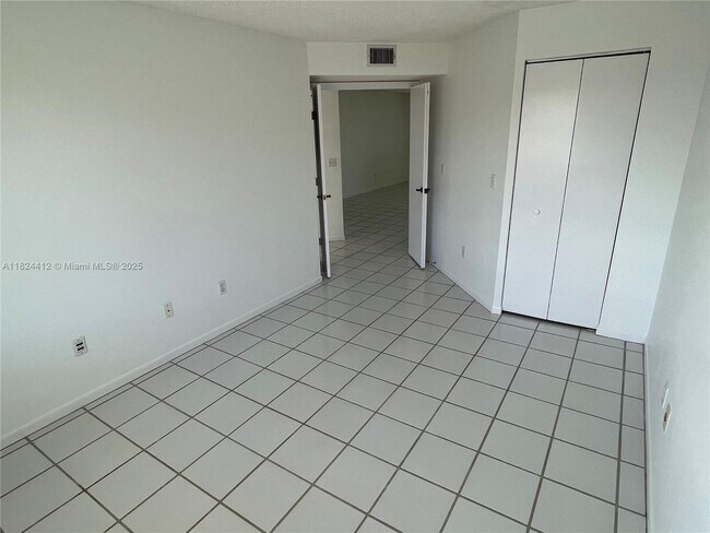 Building Photo - 2520 SE 19th Pl