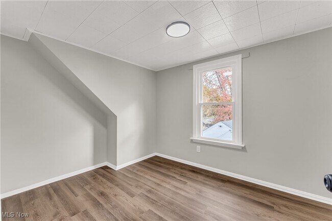 Building Photo - 441 E 250th St