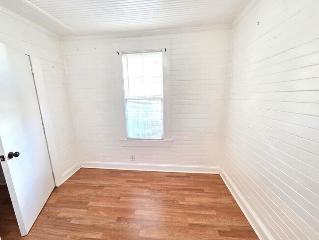 Building Photo - 310 7th St