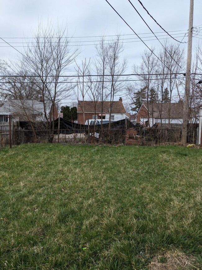 Building Photo - 18255 Oakfield Ave