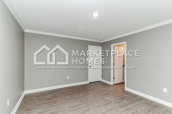 Building Photo - 823 W 20th St