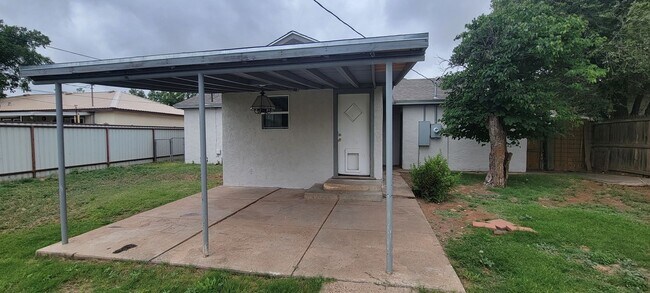 Building Photo - GREAT LARGE HOME
